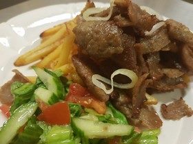 KEBABAS LĖKŠTĖJE
